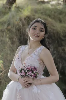 白色深V婚纱美女图片 白色深V婚纱美女图片