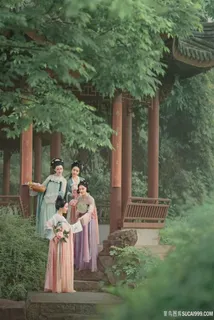 凉亭外行走的古装汉服美女图片 凉亭外行走的古装汉服美女图片