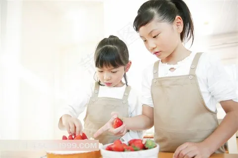 做蛋糕的小女孩