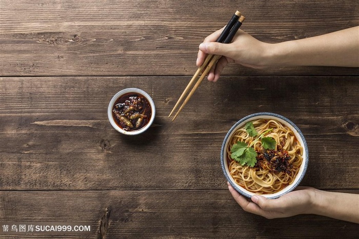 一人拿着筷子食面条中华美食