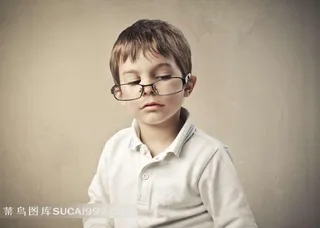 正在思考问题的孩子