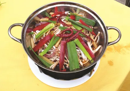 干锅美食焖锅湘菜麻辣香辣纸锅干锅茶树菇