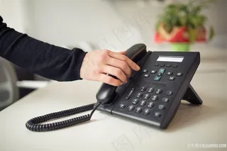 拨打座机电话的商务人士高清图