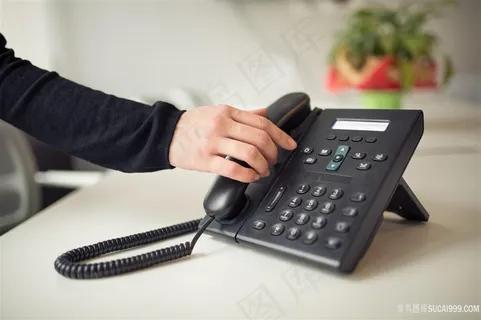 拨打座机电话的商务人士高清图 拨打座机电话的商务人士高清图