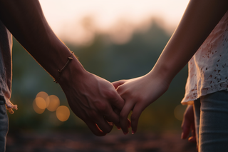情侣手牵手的局部特写摄影图