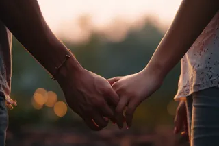 情侣手牵手的局部特写摄影图