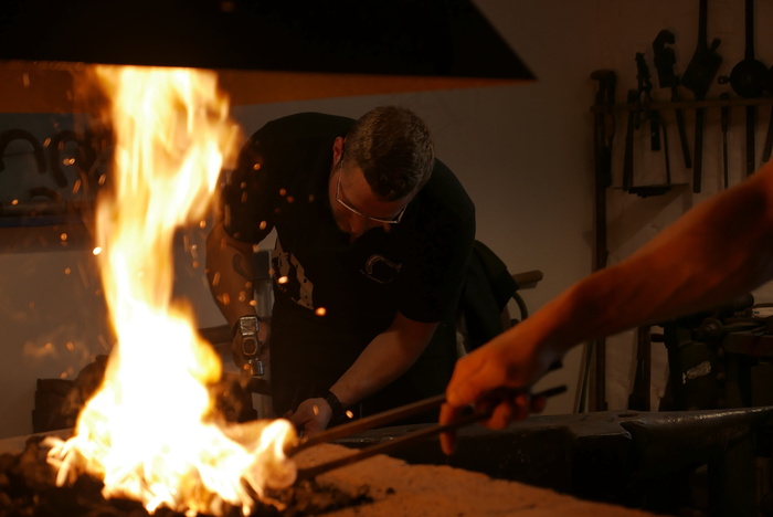 铁匠打铁图片