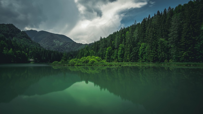 森林湖泊景观图片