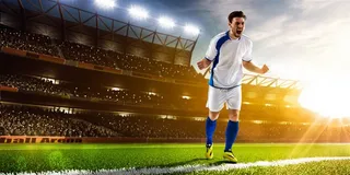 球场足球运动员高清图