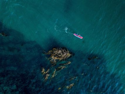 海面行驶的小舟高清图片