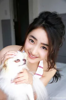 平祐奈抱着小狗清纯甜美女生图片