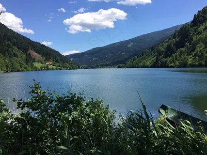 蓝天下湖泊风景图片 蓝天下湖泊风景图片