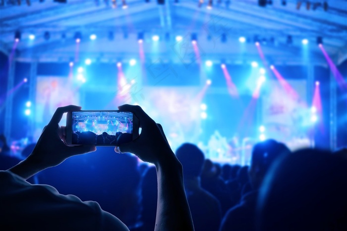 正在拍摄演唱会现场的观众高清图