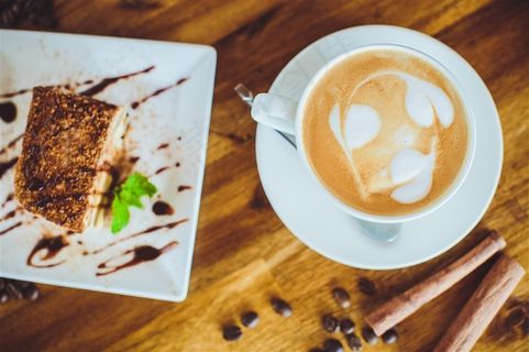 桌面上的一杯拉花咖啡摄影高清图片