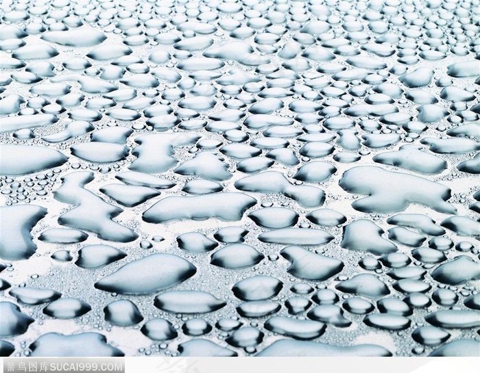 银色底板上的水珠