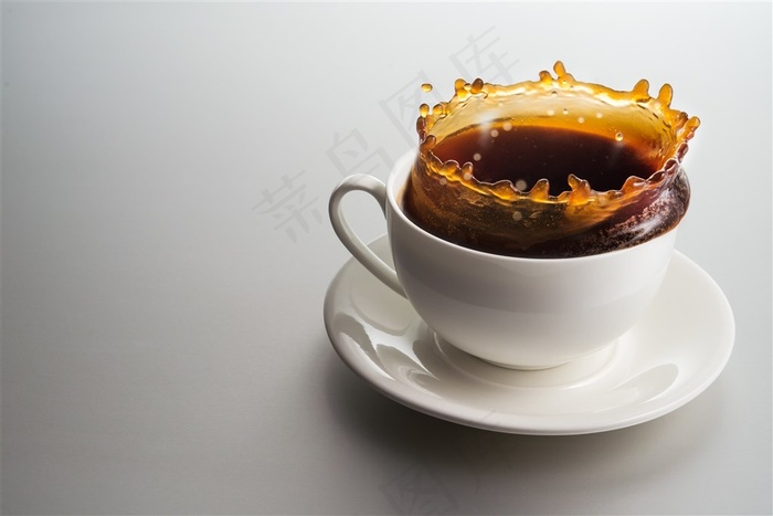 咖啡杯中喷溅的咖啡高清图片
