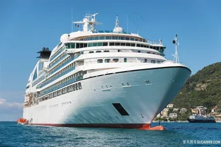 在海上行驶轮船高清图