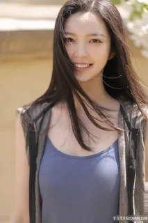 户外笑容甜美的清纯美女写真图片 户外笑容甜美的清纯美女写真图片