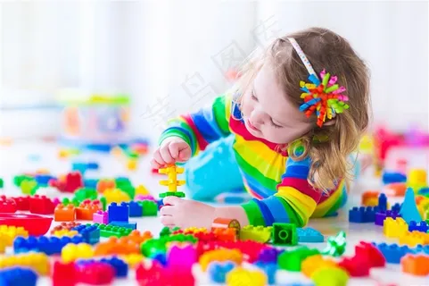 玩积木的女孩