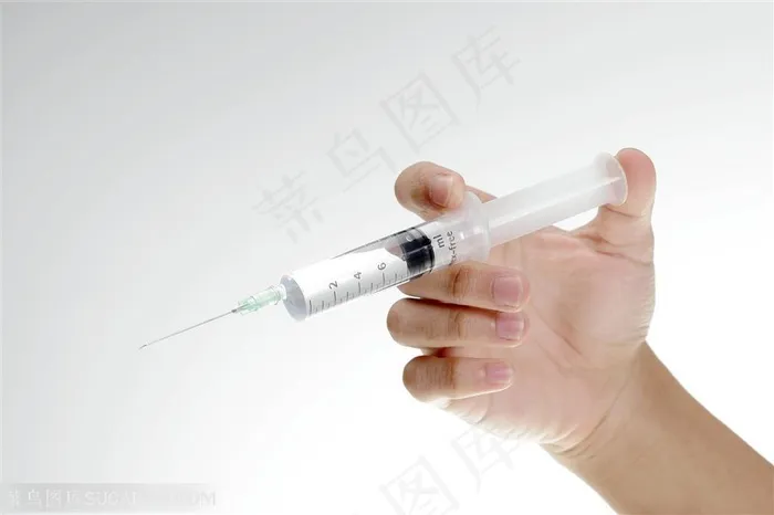 医疗针管-手中的注射器