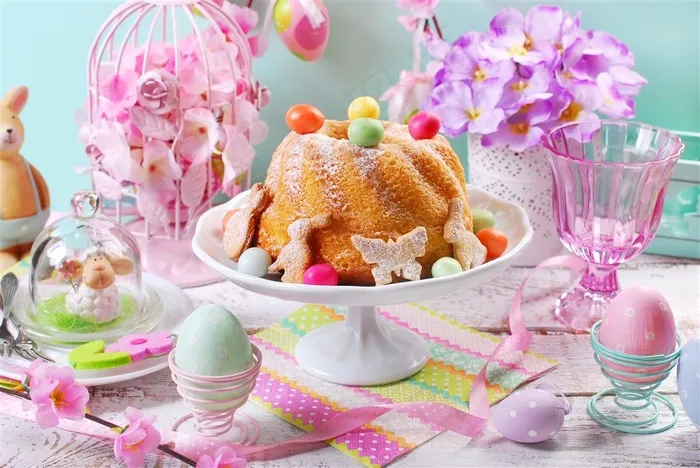 复活节餐桌上的花卉装饰