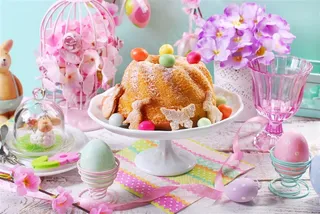 复活节餐桌上的花卉装饰