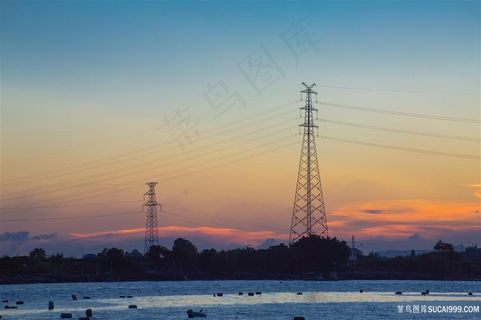 落日余晖下的高压铁塔线