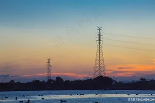 落日余晖下的高压铁塔线