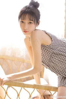 清纯甜美丸子头萌妹子写真图片