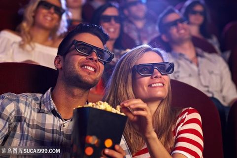 电影院看电影的情侣高清图片