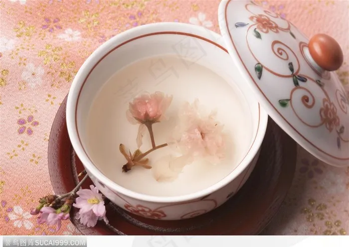 清凉饮品-茶杯中的花