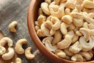 剥好的腰果果仁高清摄影图片