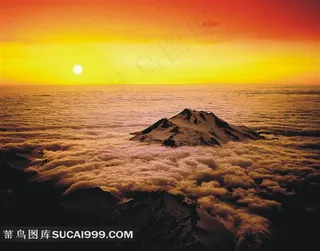 穿过云海的山峰