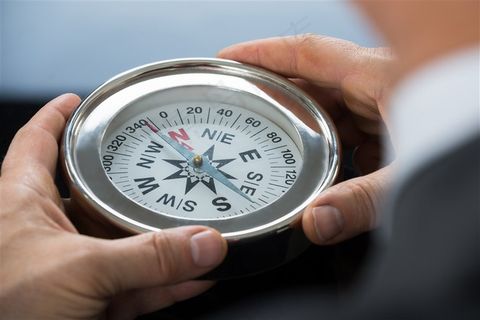 拿着指南针的手
