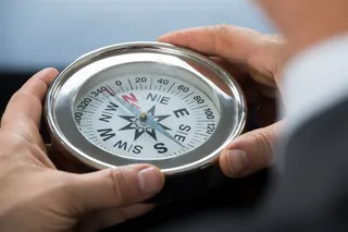 拿着指南针的手