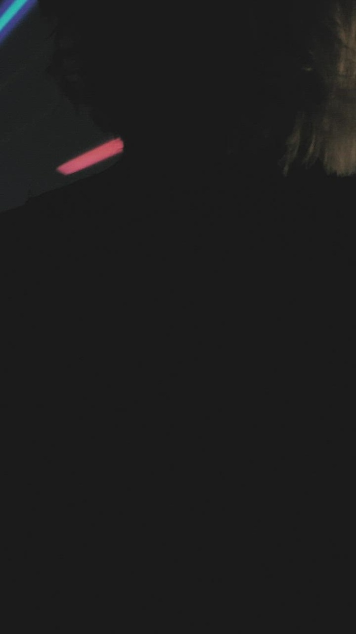 许多灯的投影中一个人的剪影