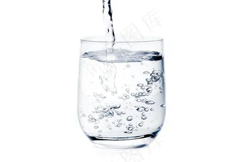 往杯子里倒水的摄影素材 往杯子里倒水的摄影素材