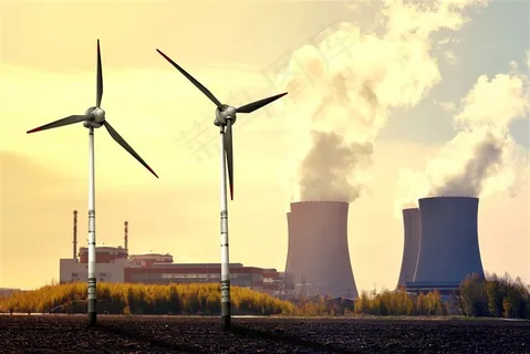 冒着浓烟的工业烟囱和风力发电机高清图片