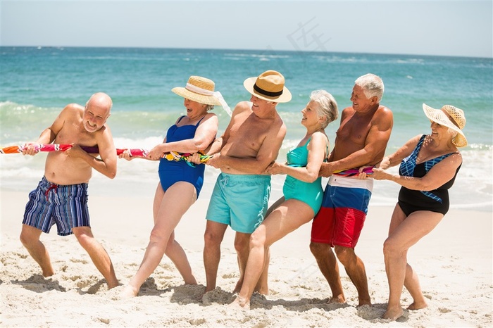 海边老年人物摄影高清图片