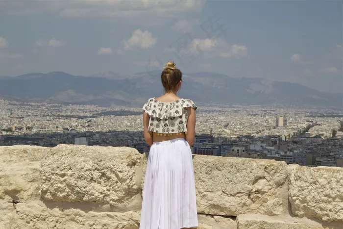 女生一个人伤感背影图片