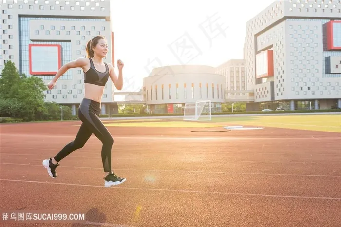 女人在塑胶跑道中奔跑健身体育图片