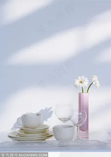 插着白菊花的粉色花瓶和餐具特写 插着白菊花的粉色花瓶和餐具特写