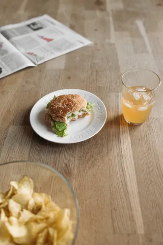 黄色美味汉堡摄影素材