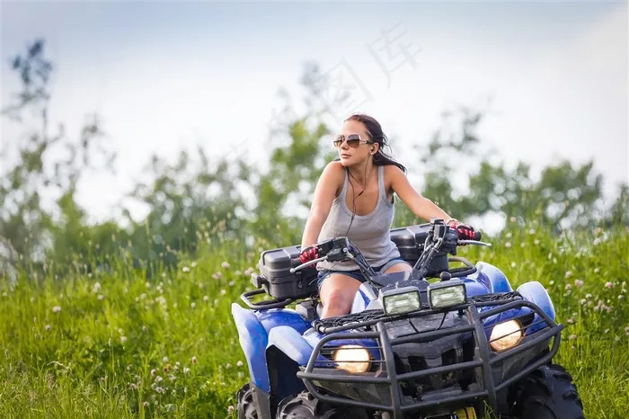 美女驾驶的越野车