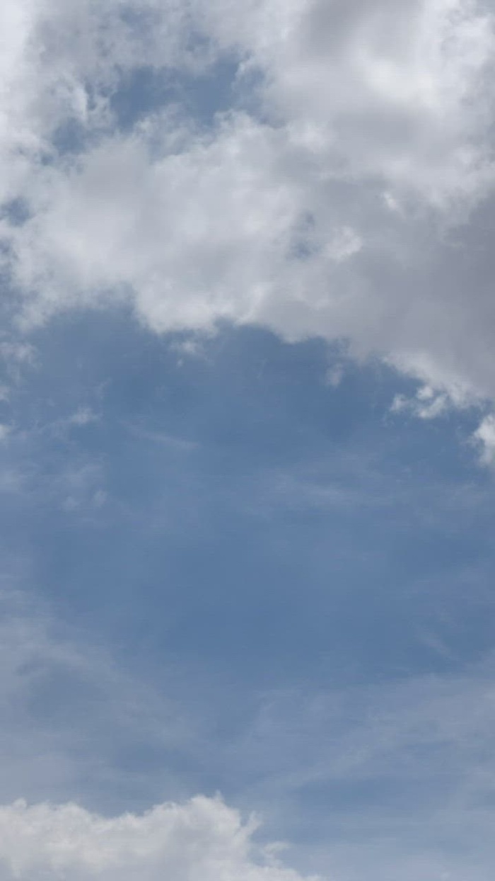 两个人在背景中与天空握手