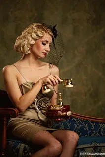 手拿电话的外国贵妇美女图片