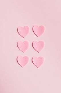 粉色背景上的心形抠图