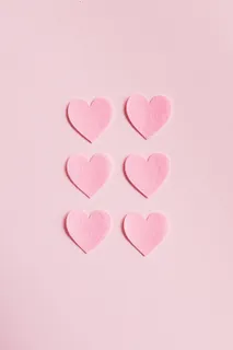 粉色背景上的心形抠图