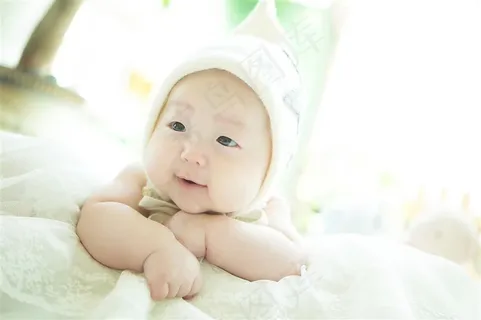 趴在被子上的可爱宝贝 趴在被子上的可爱宝贝