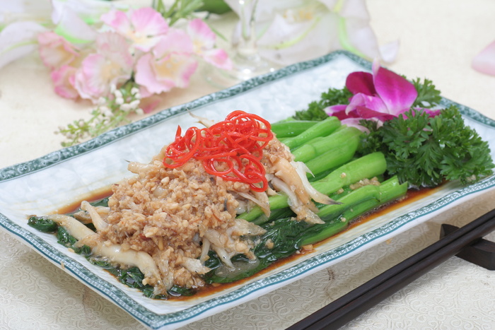 金蒜菜心蒸银鱼